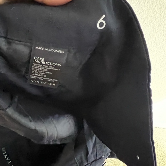 Ann Taylor Size 6 Bermuda shorts like new. Color is navy, like new - Picture 3 of 7